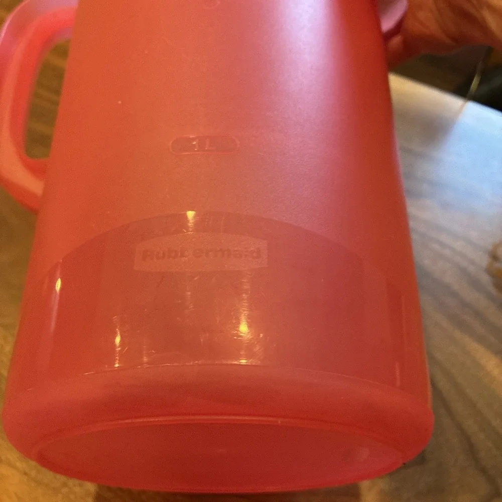 Vintage Rubbermaid 1 Gallon Pitcher Solid Red with Ice Straining Lid 1A21 USA